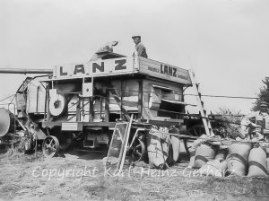 Die Dreschmaschine, auf der rechten Seite steht Alois Schwickert der das Unternehmen betreibt